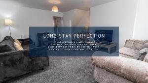 ein Zimmer mit einem Schild, auf dem "Lang Aufenthalt Perfektion" steht in der Unterkunft Free Driveway Parking 3 Double Bedroom House, Ideal for long term contractor, etc stays, 4 miles 11 mins drive to Nissan, 20 mins drive to Sunderland Newcastle, Fast WIFI - see Dwellcome Home Ltd site for assurance in Jarrow