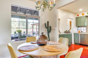 Kuchyň nebo kuchyňský kout v ubytování Gazebo, Patios and Grill Colorful Tucson Retreat! + 27 fotografií