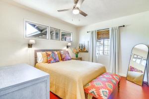 Postel nebo postele na pokoji v ubytování Gazebo, Patios and Grill Colorful Tucson Retreat!
