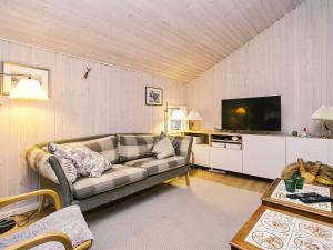 TV a/nebo společenská místnost v ubytování Cozy Retreat in Rorvig Haven-By Traum