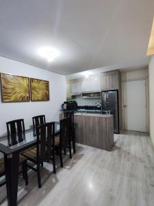 een keuken en eetkamer met een tafel en stoelen bij Apartamento aconchegante in Balneário Camboriú