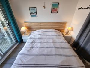 Una cama o camas en una habitación de Face au port - Vue mer - Jardin - Wifi - Ménage - 4 pers