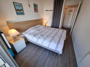 Una cama o camas en una habitación de Face au port - Vue mer - Jardin - Wifi - Ménage - 4 pers