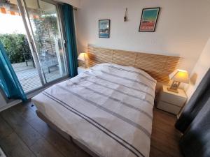 Una cama o camas en una habitación de Face au port - Vue mer - Jardin - Wifi - Ménage - 4 pers
