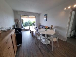 Un lugar para sentarse en Face au port - Vue mer - Jardin - Wifi - Ménage - 4 pers