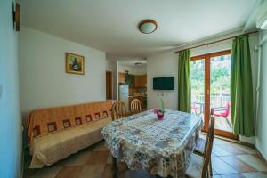 Televízia a/alebo spoločenská miestnosť v ubytovaní Apartments Lovre