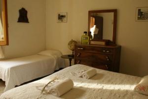 1 Schlafzimmer mit 2 Betten, einer Kommode und einem Spiegel in der Unterkunft Polcanto i Castagni appartamento in casa colonica in Borgo San Lorenzo