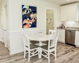Η κουζίνα ή μικρή κουζίνα στο 303 Queen Suite, 3rd Floor Sundown