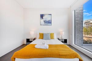 Modern 3B2B apt with superb stadium view at sydney olympic park客房内的一张或多张床位