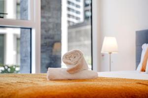 Modern 3B2B apt with superb stadium view at sydney olympic park客房内的一张或多张床位
