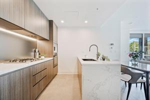 Modern 3B2B apt with superb stadium view at sydney olympic park的厨房或小厨房