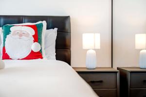 Modern 3B2B apt with superb stadium view at sydney olympic park客房内的一张或多张床位