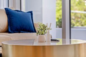 Modern 3B2B apt with superb stadium view at sydney olympic park的休息区