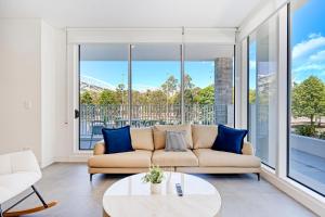 Modern 3B2B apt with superb stadium view at sydney olympic park的阳台或露台