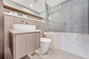 Modern 3B2B apt with superb stadium view at sydney olympic park的一间浴室