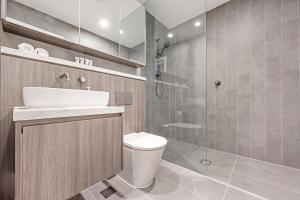 Modern 3B2B apt with superb stadium view at sydney olympic park的一间浴室
