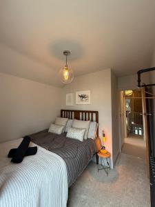 ein Schlafzimmer mit großem Bett und Fenster in der Unterkunft West Bridgford 2 Bed 2 Bathroom Apartment with parking in Nottingham + 10 Fotos