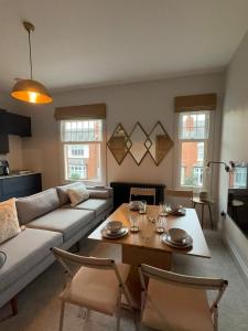 ein Wohnzimmer mit Sofa und Tisch in der Unterkunft West Bridgford 2 Bed 2 Bathroom Apartment with parking in Nottingham