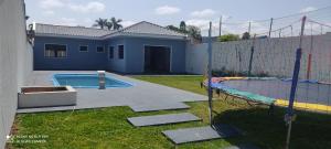 a backyard with a volleyball net and a house at Balihahls in Prudentópolis