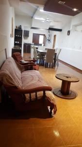 Χώρος καθιστικού στο Casa con garaje sobre avenida