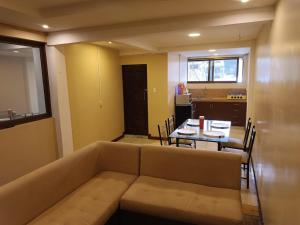 una sala de estar con un sofá y una mesa en Departamento Bonito 2, en Loja