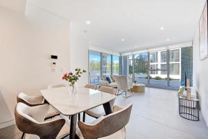 Modern 3B2B apt with superb stadium view at sydney olympic park的休息区
