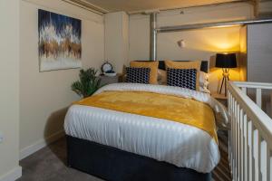 ein Schlafzimmer mit einem großen Bett in einem Zimmer in der Unterkunft Leeds Central Majestic - Rose Platinum Properties in Leeds