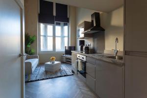 eine Küche mit Spüle und Herd oberen Backofen in der Unterkunft Leeds Central Majestic - Rose Platinum Properties in Leeds + 4 Fotos