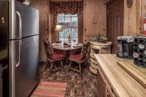 una cocina con una mesa y un refrigerador en 4 Miles, en Ruidoso