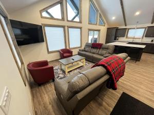 バルマウントにあるElk Horn Cabin Rentalのソファとテーブルのあるリビングルーム