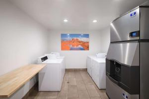 Η κουζίνα ή μικρή κουζίνα στο Aiden by Best Western Sedona