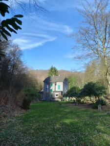 una casa grande en medio de un patio en Landhaus Retreat, en Remscheid 13 fotos más