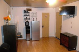 Una sala de estar con refrigerador y televisor. en COMFY PRIVATE ROoM #1, en Dallas 36 fotos más