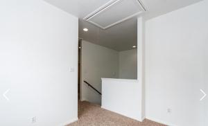 Cette chambre est dotée de murs blancs et d'un plafond. dans l'établissement Downtown Room For Active Guests, à Houston