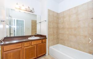 une salle de bain avec une baignoire et un lavabo et une baignoire dans l'établissement Downtown Room For Active Guests, à Houston