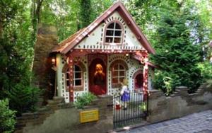 a small house in the middle of a garden at De Halve Maan in Bovenkarspel