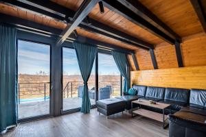 ein Wohnzimmer mit Sofa und großem Fenster in der Unterkunft BlackPoolHouse in Belgrad