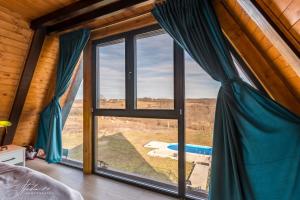 ein Zimmer mit einem großen Fenster und Aussicht in der Unterkunft BlackPoolHouse in Belgrad