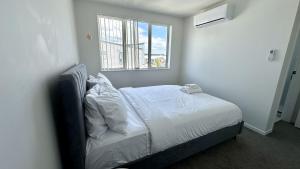 Postel nebo postele na pokoji v ubytování Stylish New & Cosy 3-Bedroom Retreat in Auckland - Perfect for Your Next Getaway!