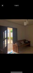 ein Wohnzimmer mit Sofa und Tisch in der Unterkunft Casa de praia Enseada in Guarujá + 37 Fotos