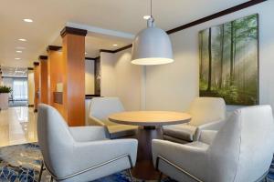 Posezení v ubytování Fairfield Inn & Suites by Marriott Rockford