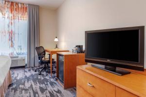 TV a/nebo společenská místnost v ubytování Fairfield Inn & Suites by Marriott Rockford