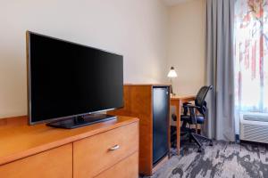 TV a/nebo společenská místnost v ubytování Fairfield Inn & Suites by Marriott Rockford