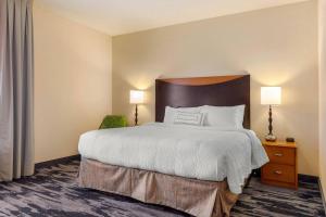 Postel nebo postele na pokoji v ubytování Fairfield Inn & Suites by Marriott Rockford