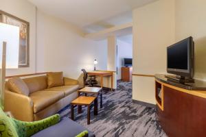 TV a/nebo společenská místnost v ubytování Fairfield Inn & Suites by Marriott Rockford