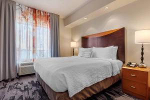 Postel nebo postele na pokoji v ubytování Fairfield Inn & Suites by Marriott Rockford