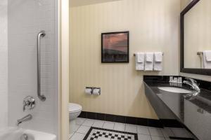 Koupelna v ubytování Fairfield Inn & Suites by Marriott Rockford