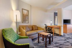 TV a/nebo společenská místnost v ubytování Fairfield Inn & Suites by Marriott Rockford