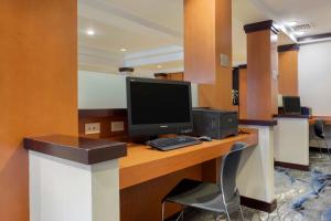 TV a/nebo společenská místnost v ubytování Fairfield Inn & Suites by Marriott Rockford