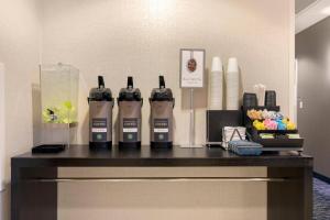 Příslušenství pro přípravu čaje a kávy v ubytování Fairfield Inn & Suites by Marriott Rockford